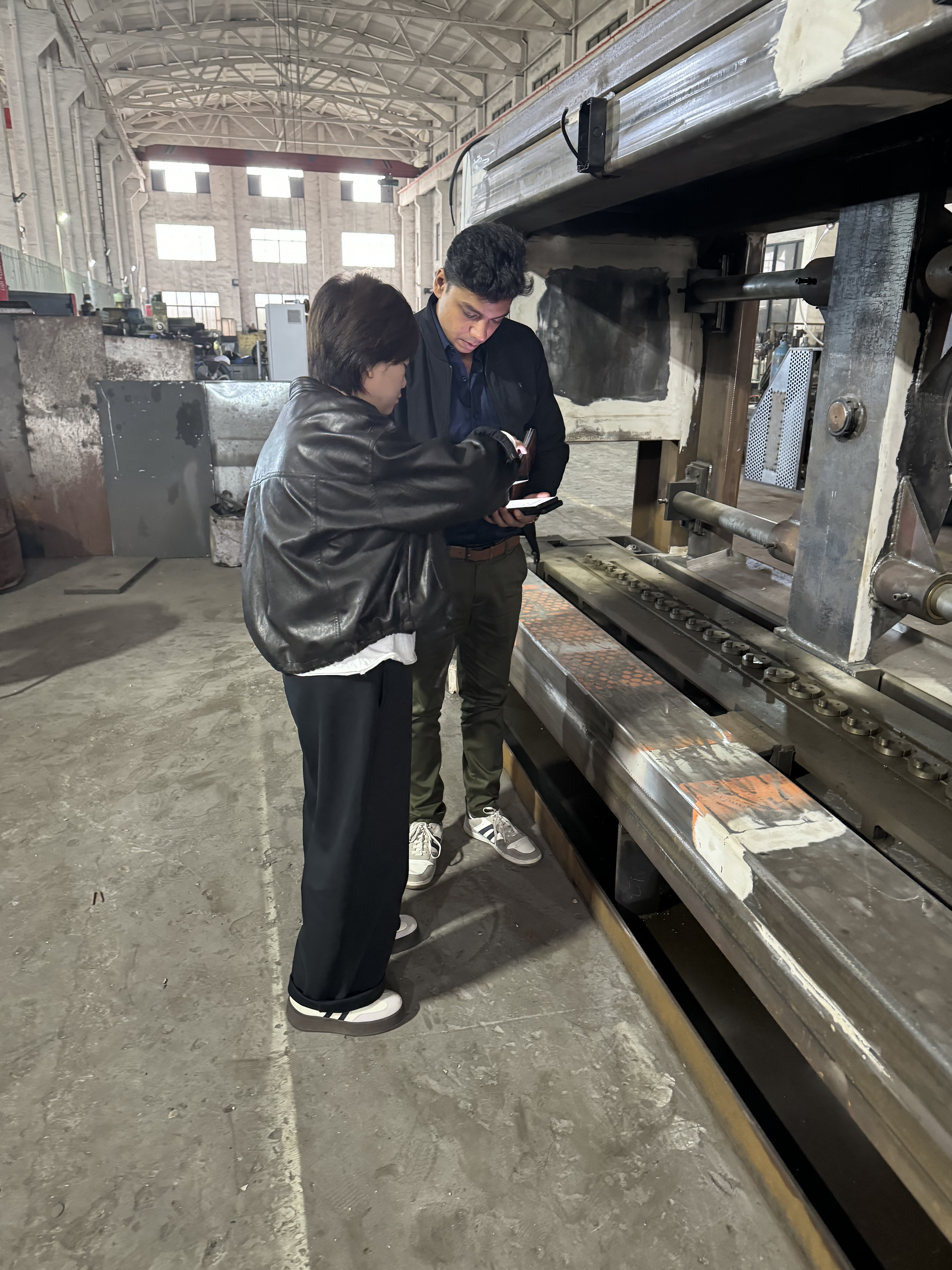 Jüngste Firmenblogs über Indische Kunden besuchen unsere Fabrik zur Inspektion der Gabionen-Drahtgitter-Maschine