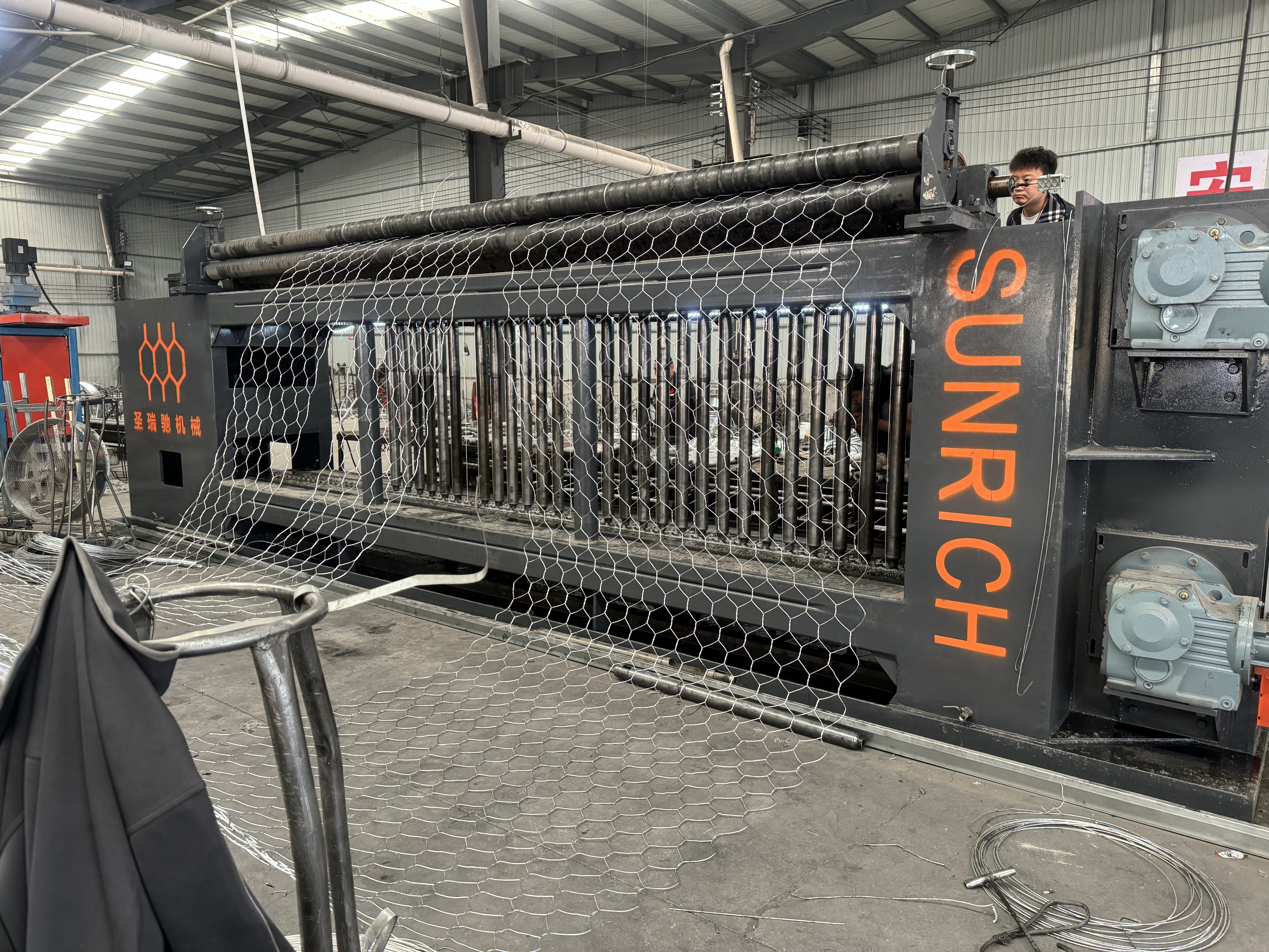 Jüngste Firmenblogs über CNC Servo Gabion Mesh Machine Shipped to Nepal for River Protection Project